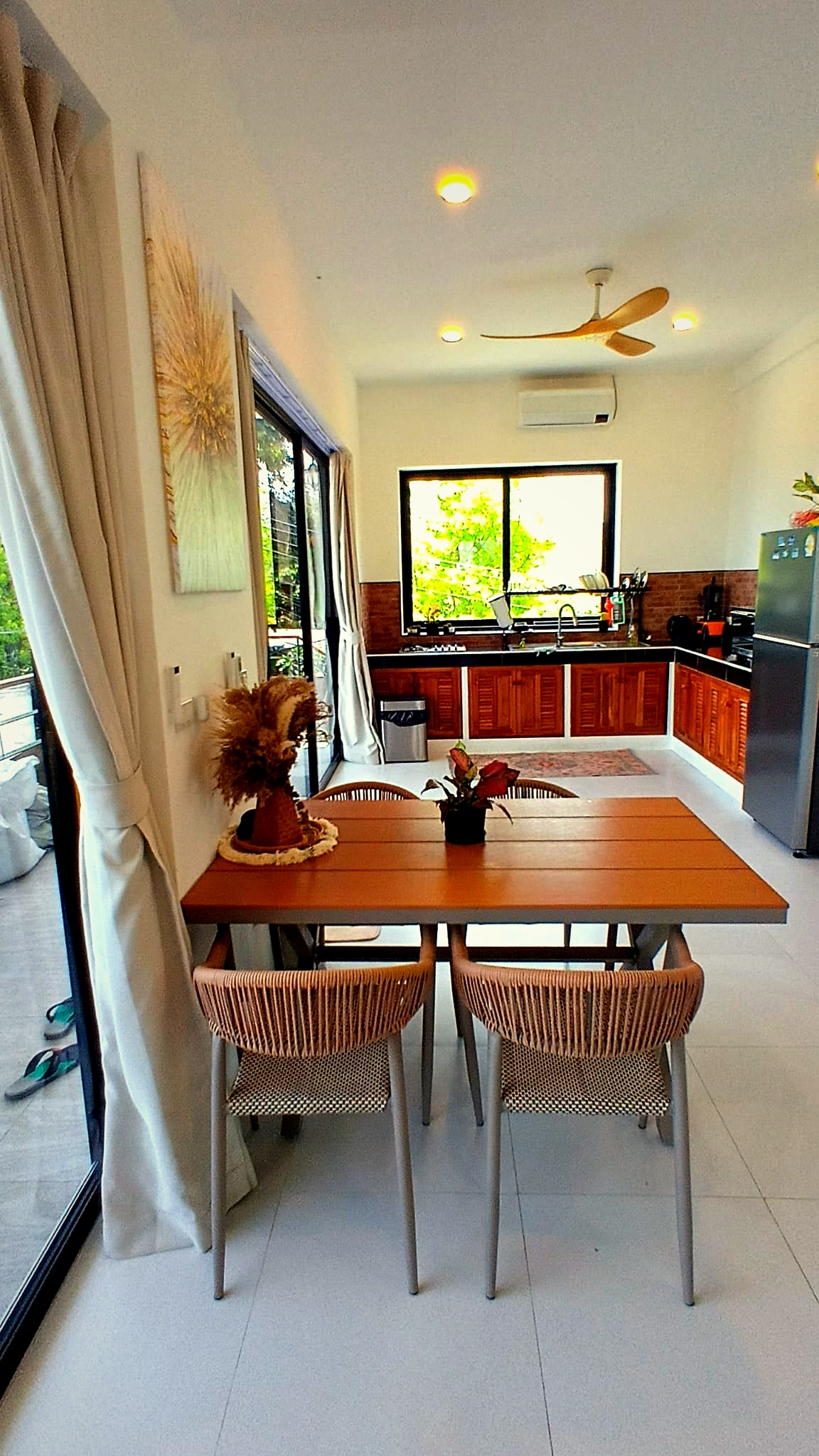 Kitchen & Dining